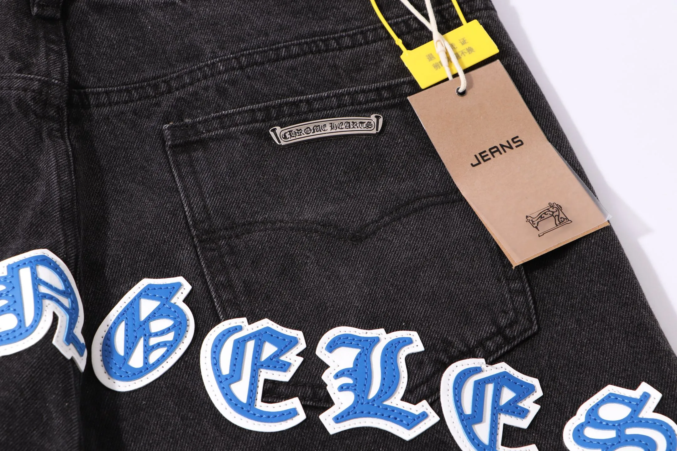 P240 Style number: H31 Croxin & 𝐂𝐡𝐫𝐨𝐦𝐞 𝐇𝐞𝐚𝐫𝐭 ss25 black pants blue leather Sanskrit leather limited edition patchwork jeans. Styles with different washed textures are very friendly to people with thin legs. The slightly flared version perfectly modifies the leg shape. The timeless and moderate length makes it easy to match and match. It is the basis for various styles and is a must-have in your wardrobe! The fabric is stiff but also makes the upper body soft without losing texture. The washing process is even more perfect. It is a must-have item for everyone! ! ! Washed wheat, hang tag, pants label, three labels complete Color: black Size: 30-32-34-36